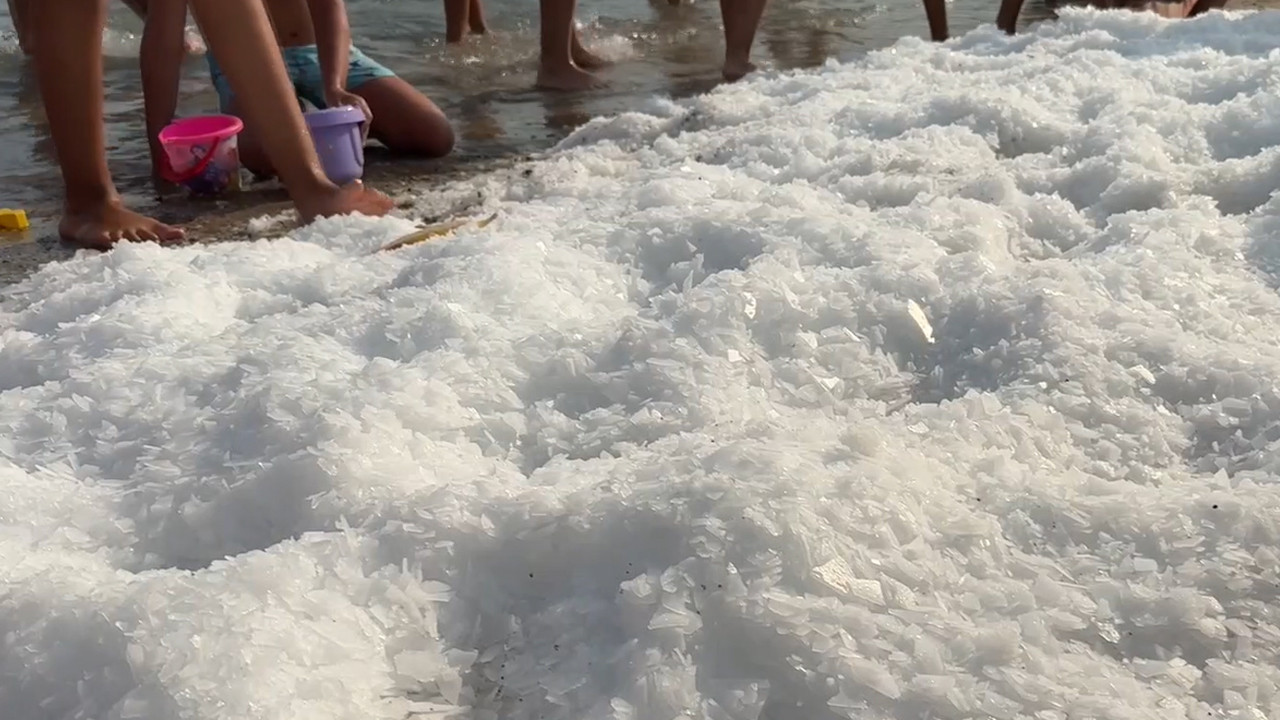 Bodrum’da termometreler patladı: İşletmeci sahili buzla doldurdu